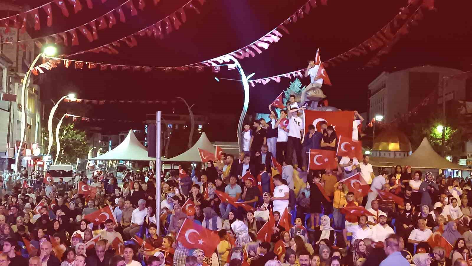 Van’da ’15 Temmuz’ yürüyüşü