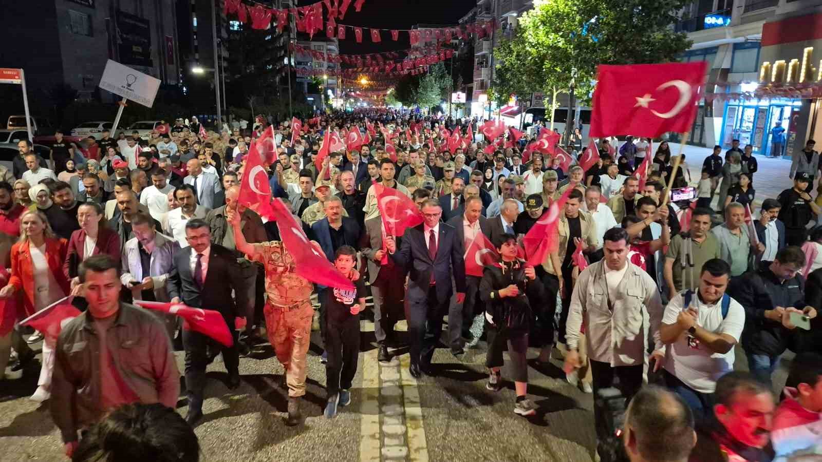 Van’da ’15 Temmuz’ yürüyüşü
