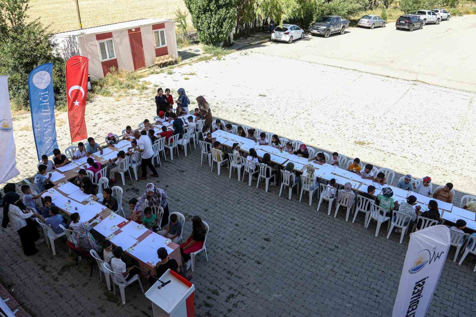 Çocuklar hayallerindeki dünyayı resmetti