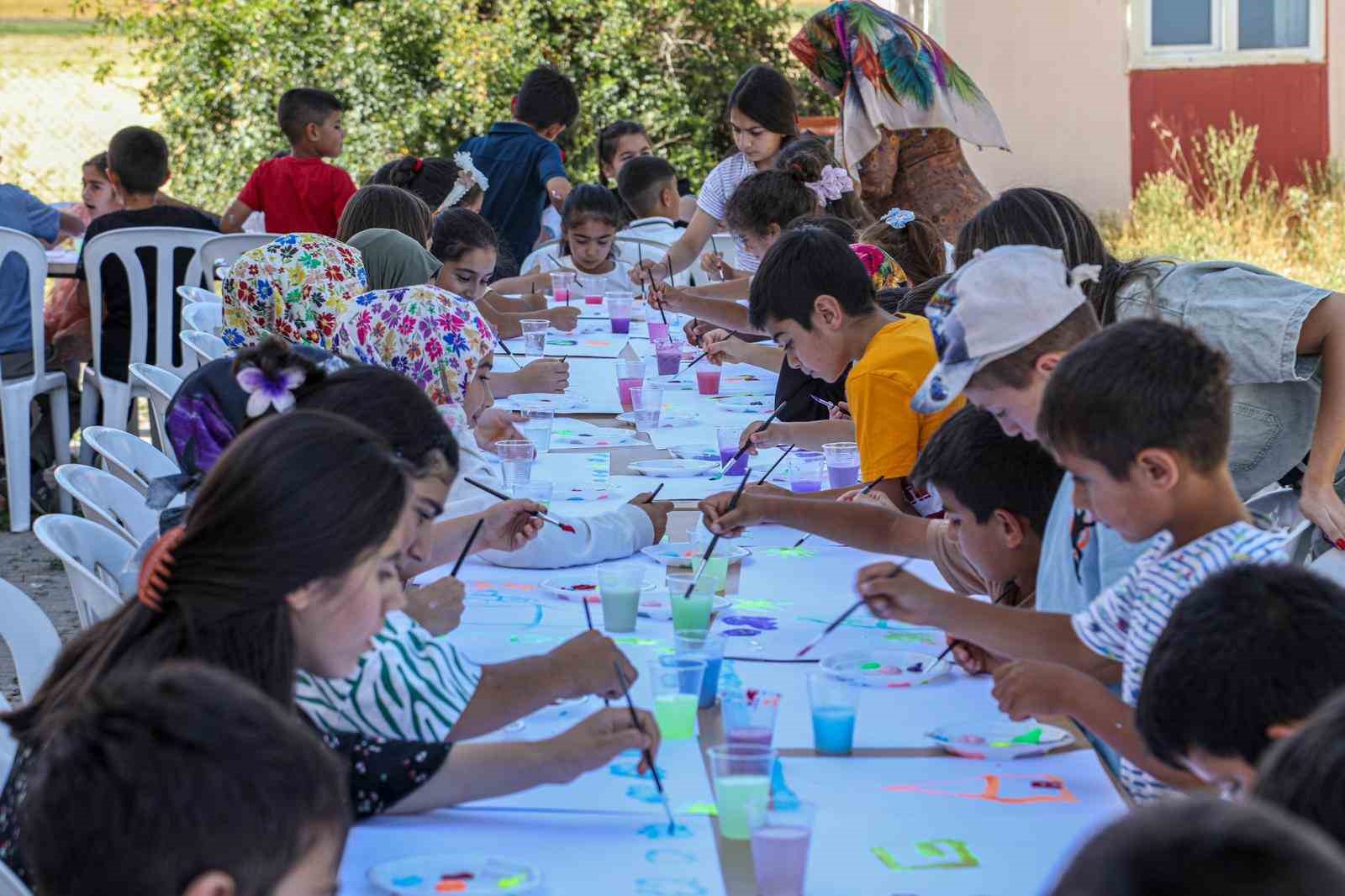 Çocuklar hayallerindeki dünyayı resmetti