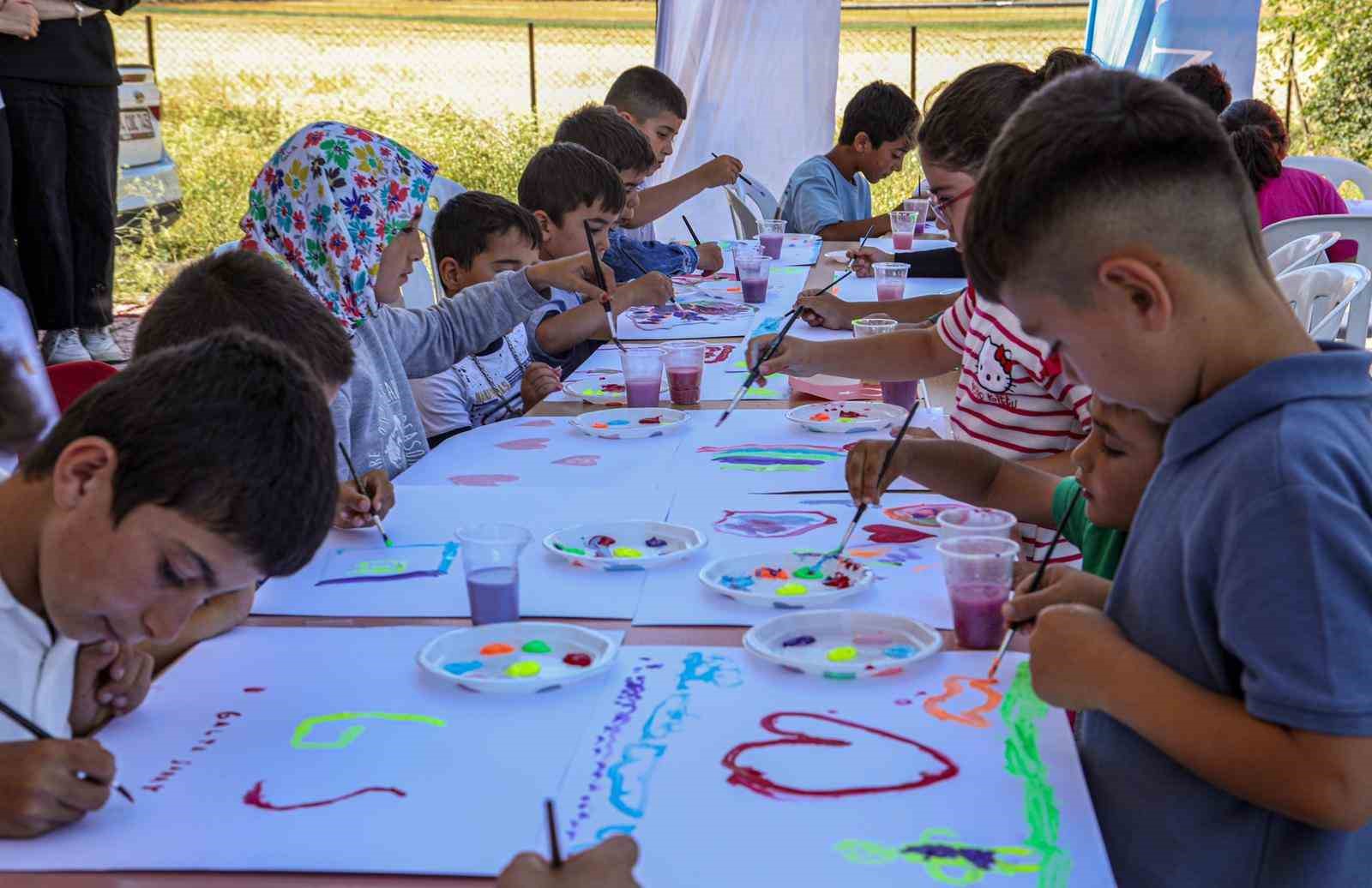 Çocuklar hayallerindeki dünyayı resmetti
