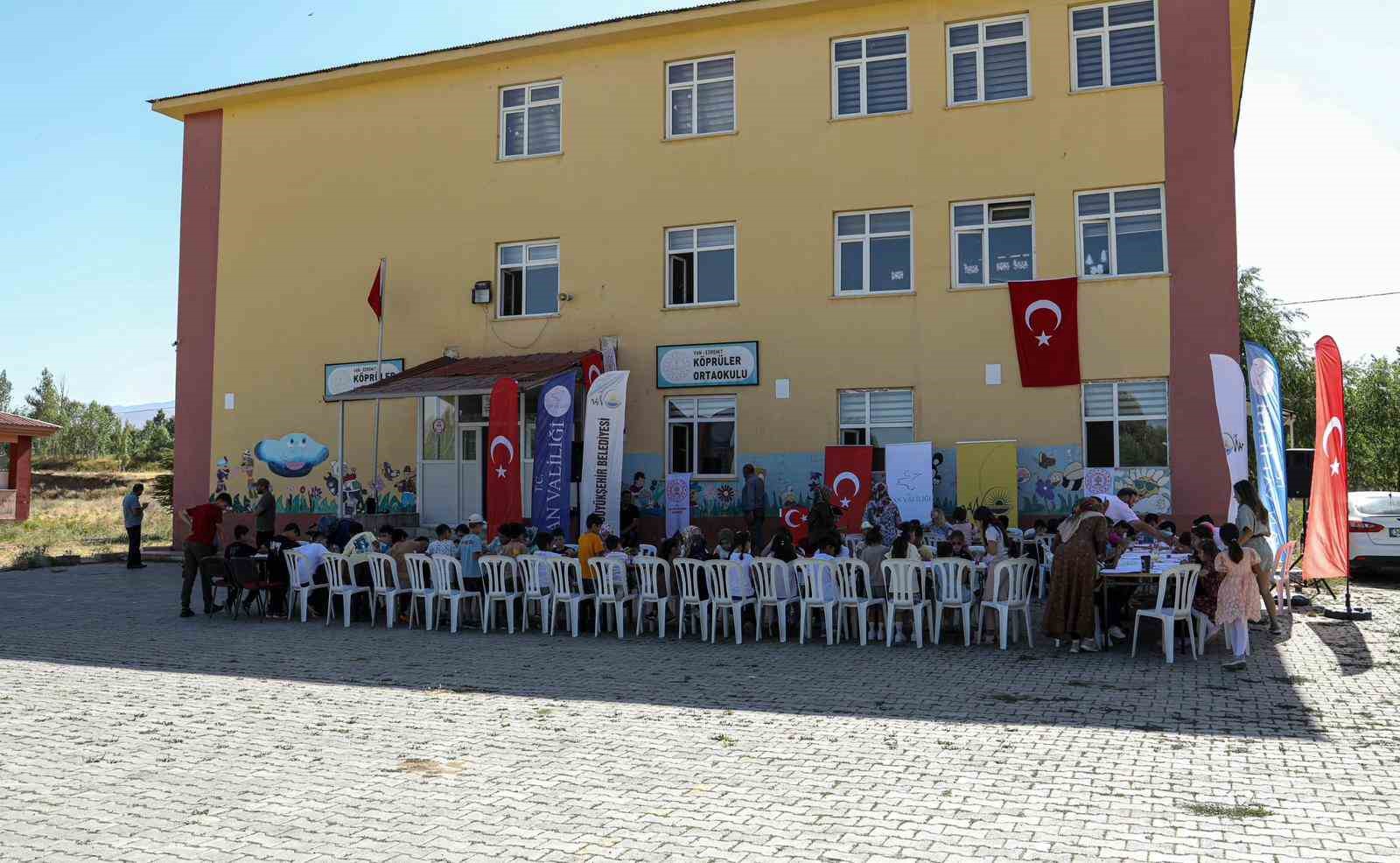 Çocuklar hayallerindeki dünyayı resmetti