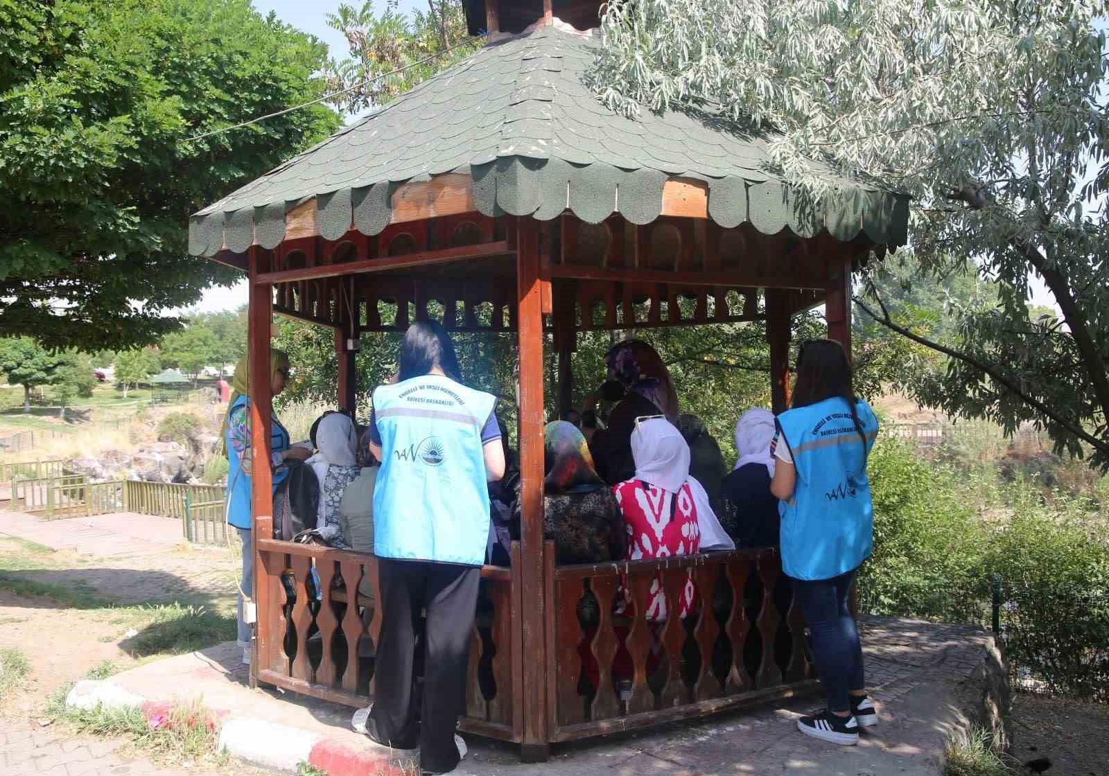 Van Büyükşehir Belediyesi yaşlılara moral gezisi düzenledi