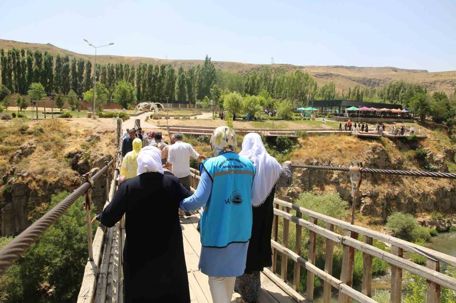 Van Büyükşehir Belediyesi yaşlılara moral gezisi düzenledi