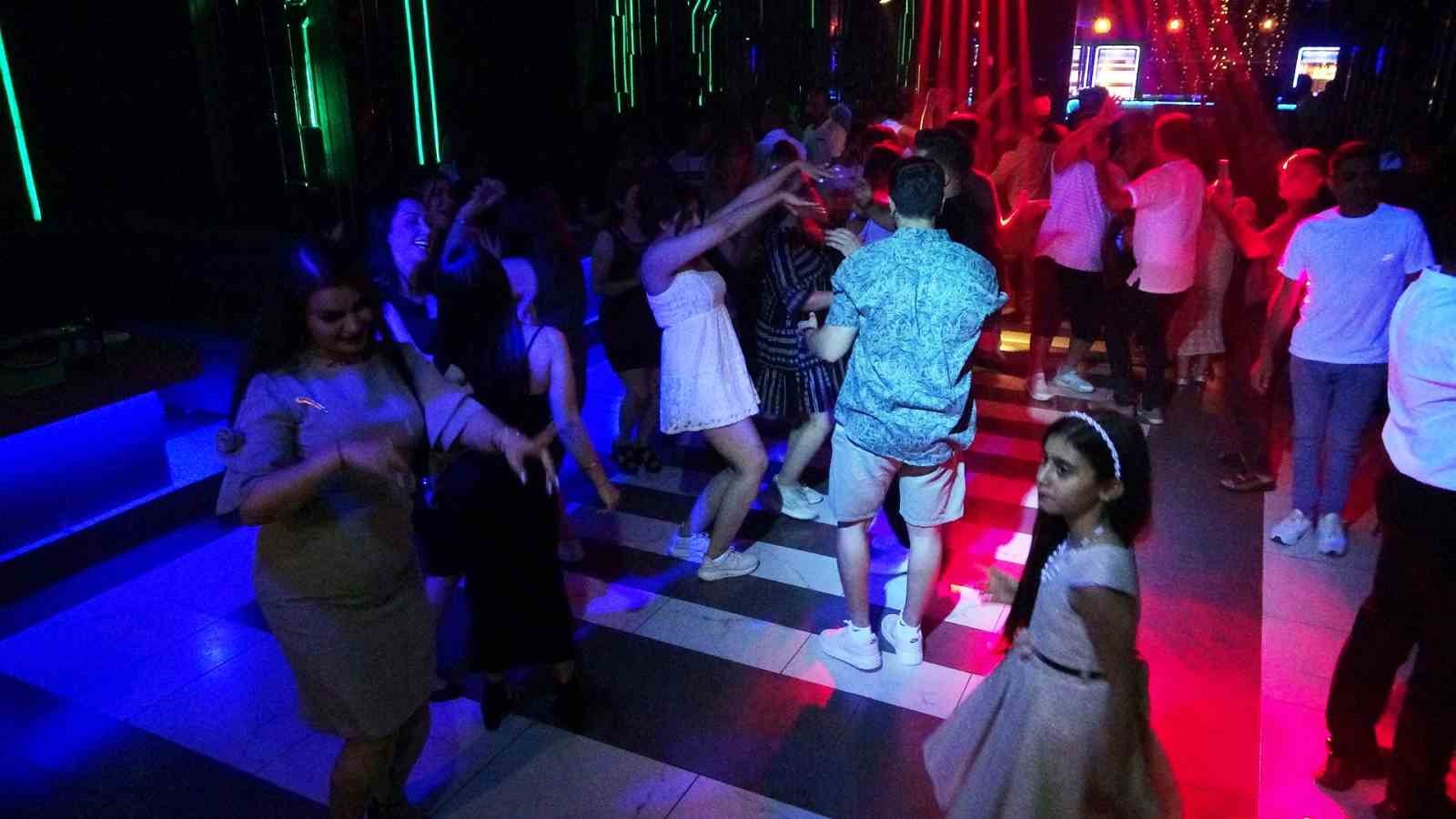 İranlılar Van’da eğlenmeye devam ediyor