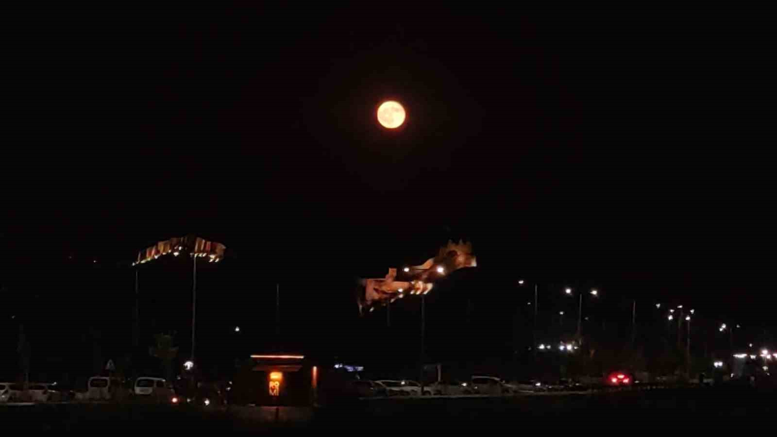 Van Kalesi dolunayda manzarası ile hayran bıraktı