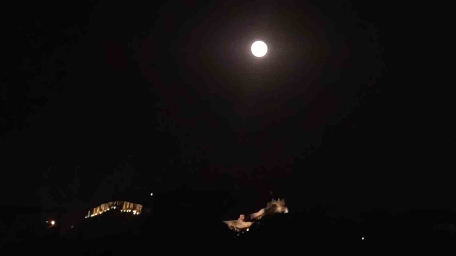 Van Kalesi dolunayda manzarası ile hayran bıraktı
