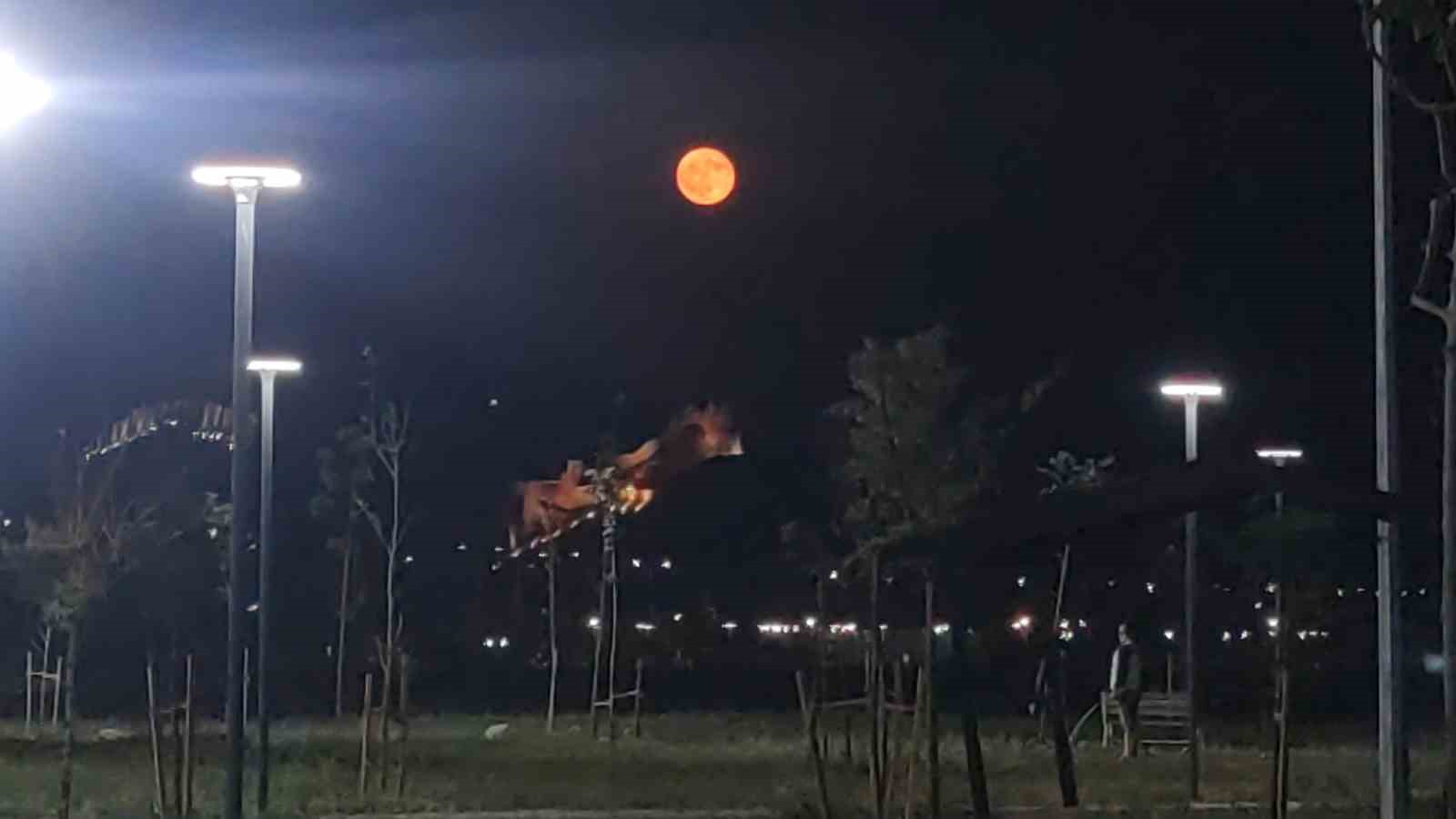 Van Kalesi dolunayda manzarası ile hayran bıraktı