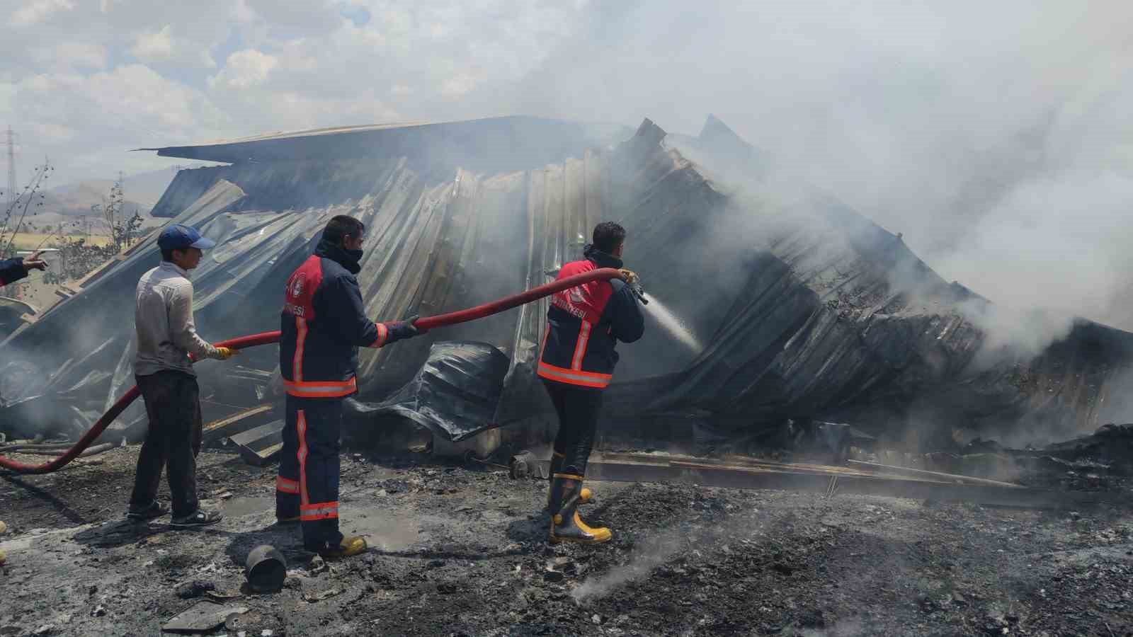 Van’da geri dönüşüm tesisinde çıkan yangına itfaiye ekipleri ve TOMA’dan müdahale