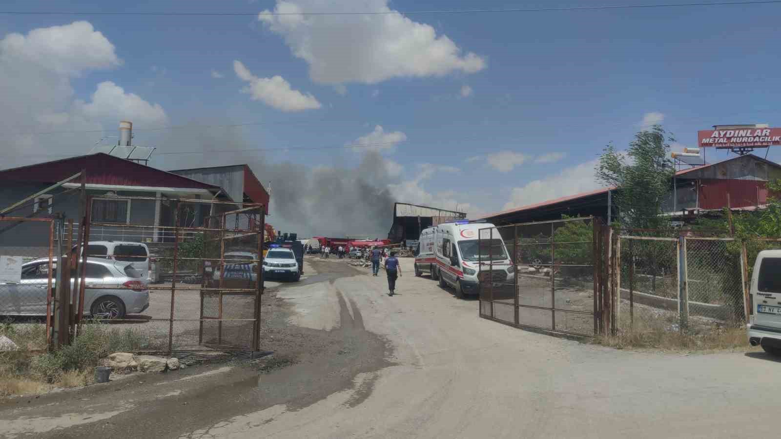Van’da geri dönüşüm tesisinde çıkan yangına itfaiye ekipleri ve TOMA’dan müdahale