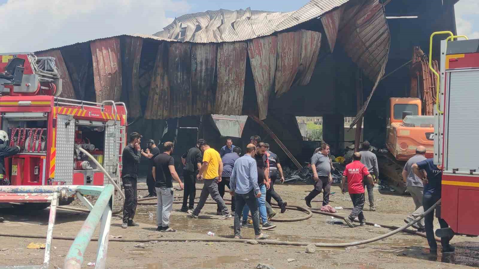 Van’da geri dönüşüm tesisinde çıkan yangına itfaiye ekipleri ve TOMA’dan müdahale