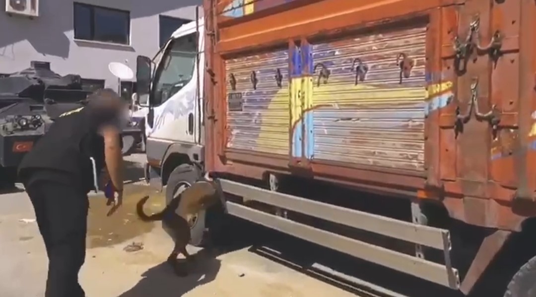 Van’da kamyonetteki yün çuvallarının içinden 122 kilo uyuşturucu çıktı