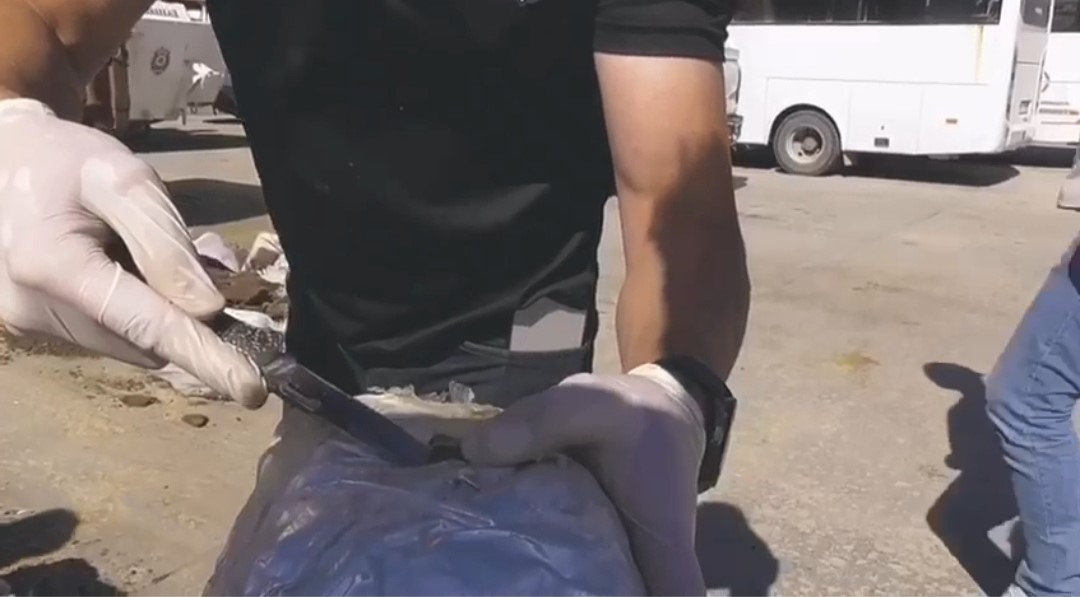 Van’da kamyonetteki yün çuvallarının içinden 122 kilo uyuşturucu çıktı