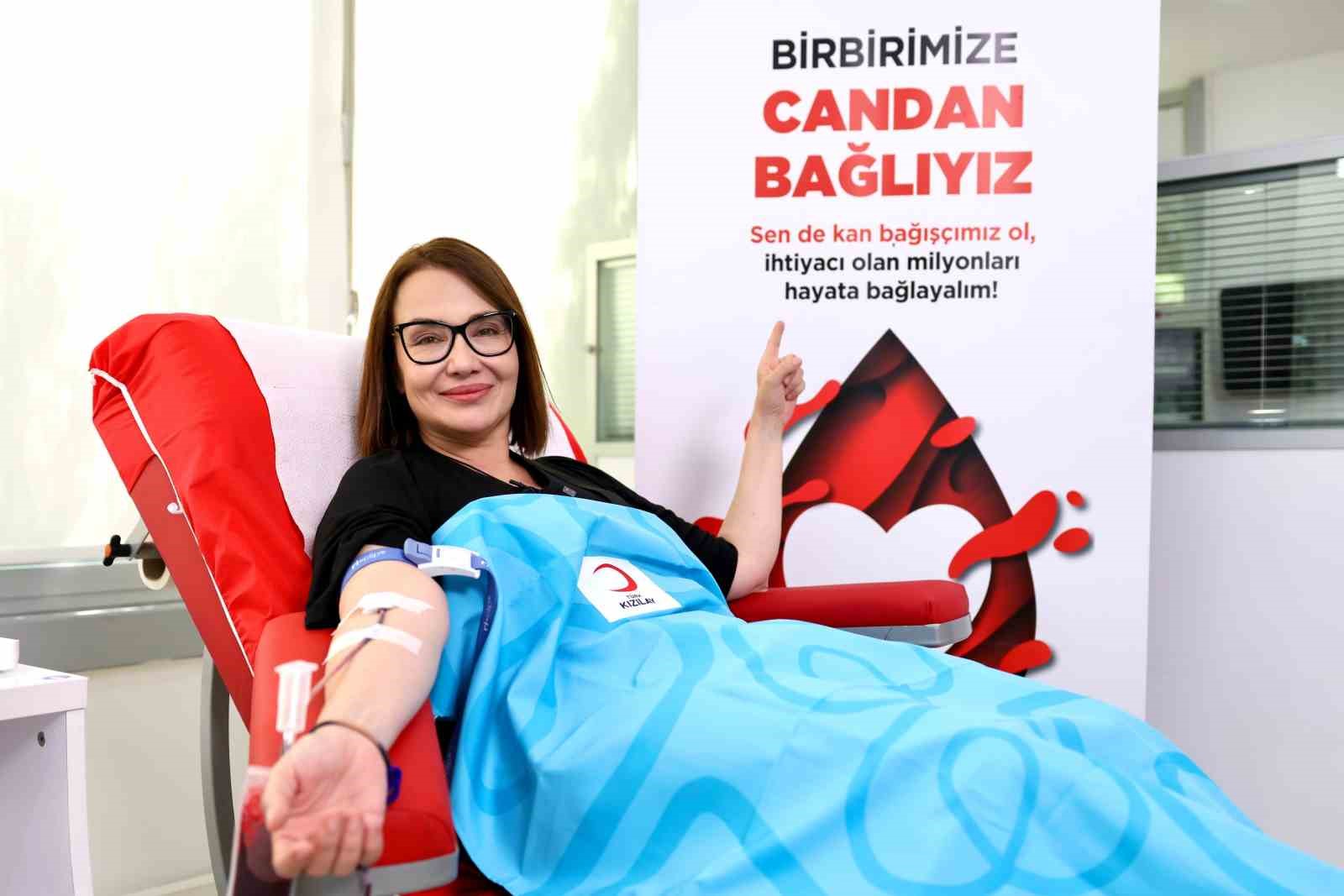 Ünlü isimler Kızılay’a kan verdi, Türkiye’ye çağrıda bulundu