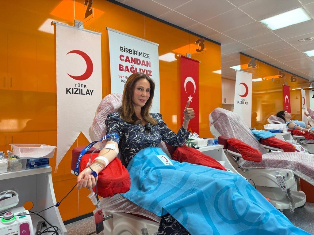 Ünlü isimler Kızılay’a kan verdi, Türkiye’ye çağrıda bulundu