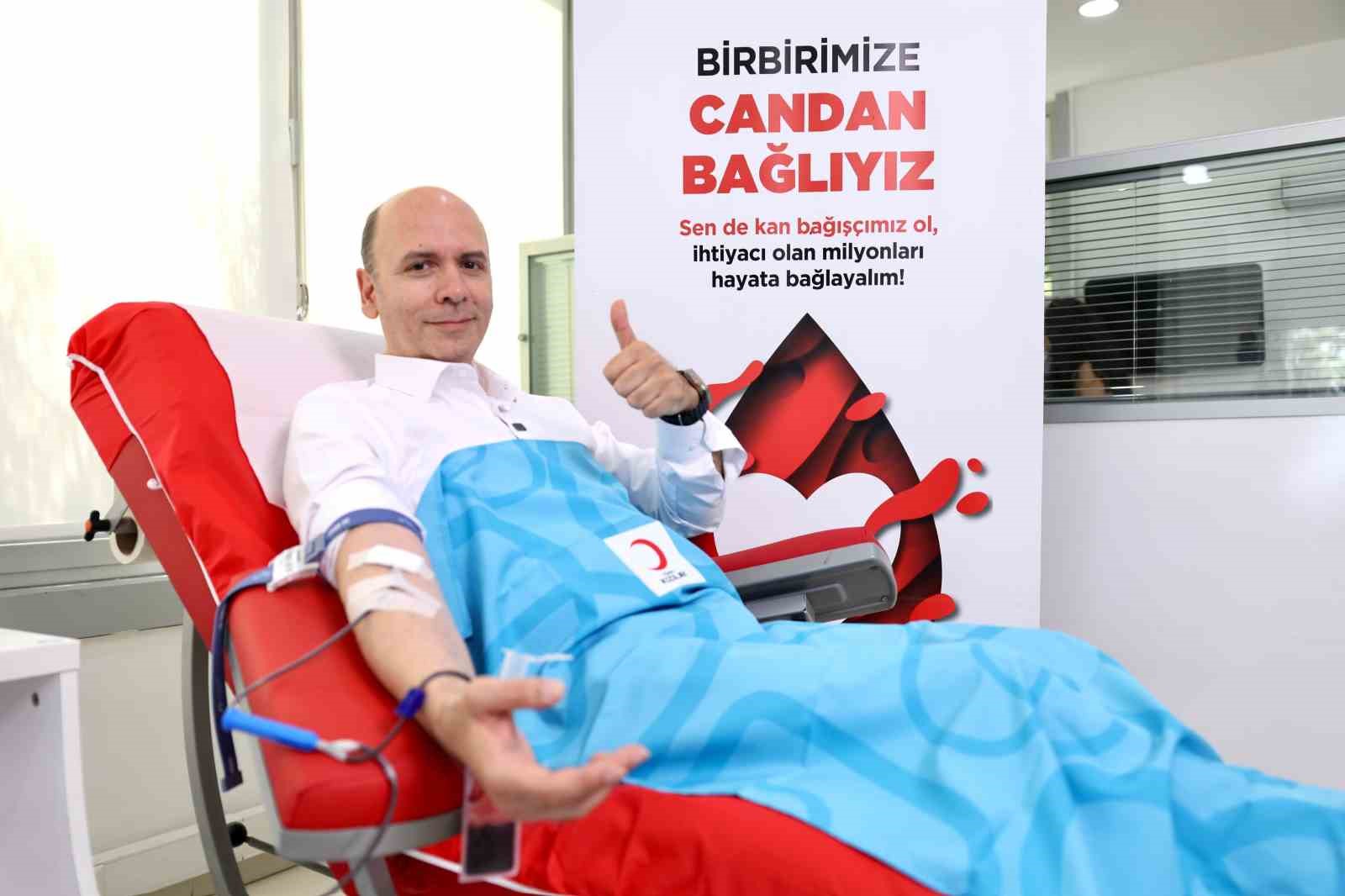 Ünlü isimler Kızılay’a kan verdi, Türkiye’ye çağrıda bulundu