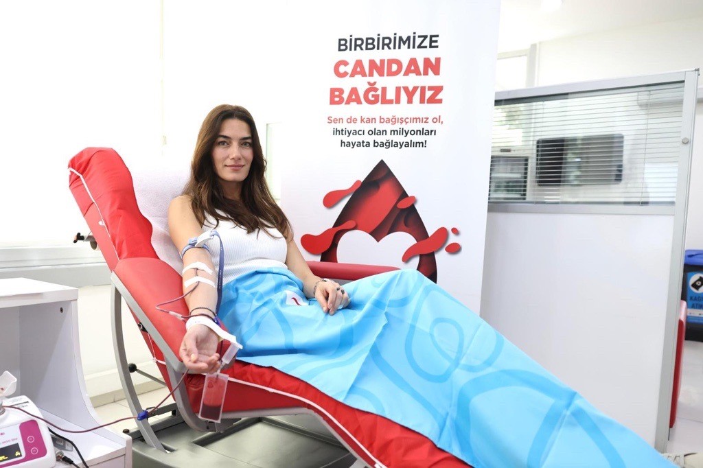 Ünlü isimler Kızılay’a kan verdi, Türkiye’ye çağrıda bulundu