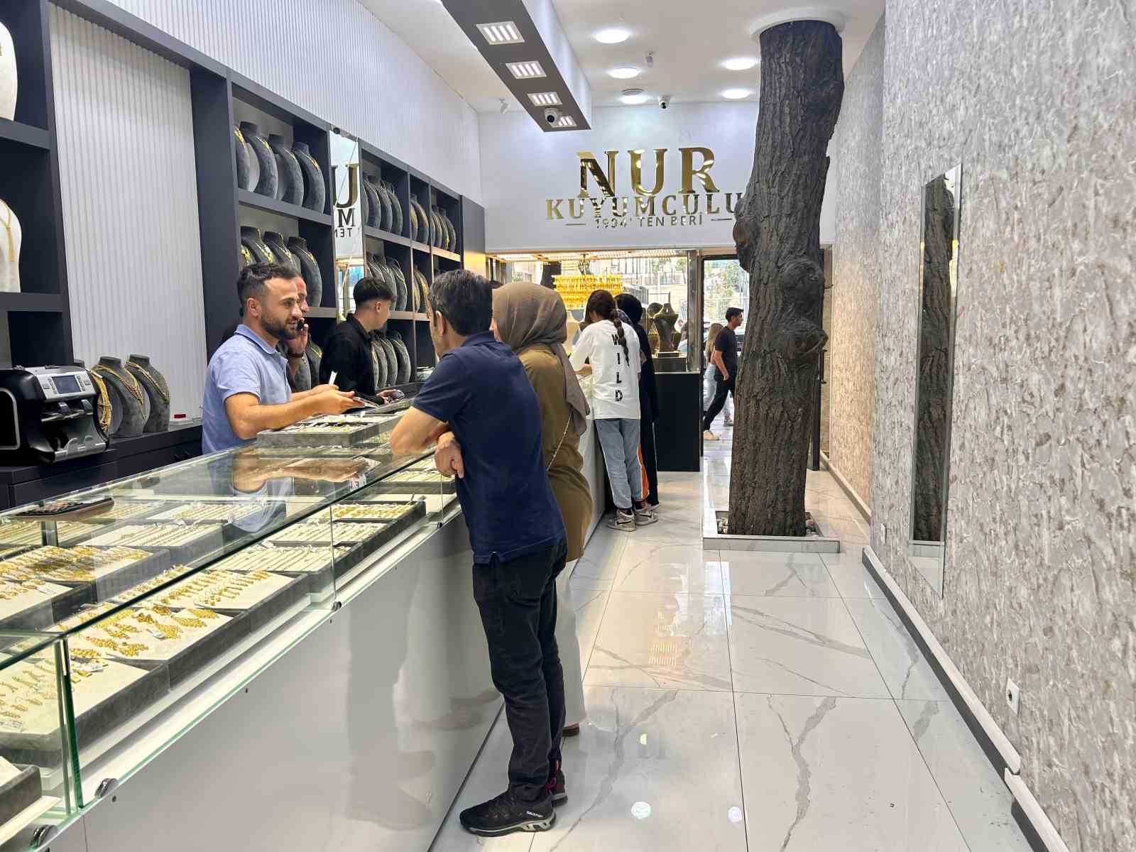 Van’da asırlık ceviz ağacı iş yerinin ortasında yaşatılıyor