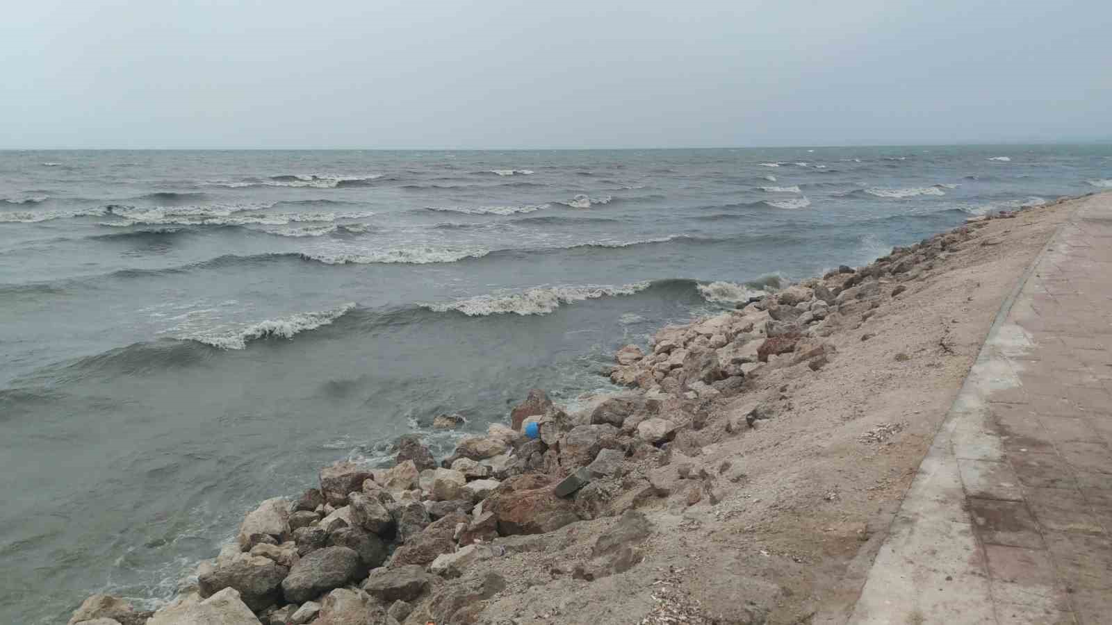 Van Gölü rüzgarla coştu: Dalgalar sahili dövdü