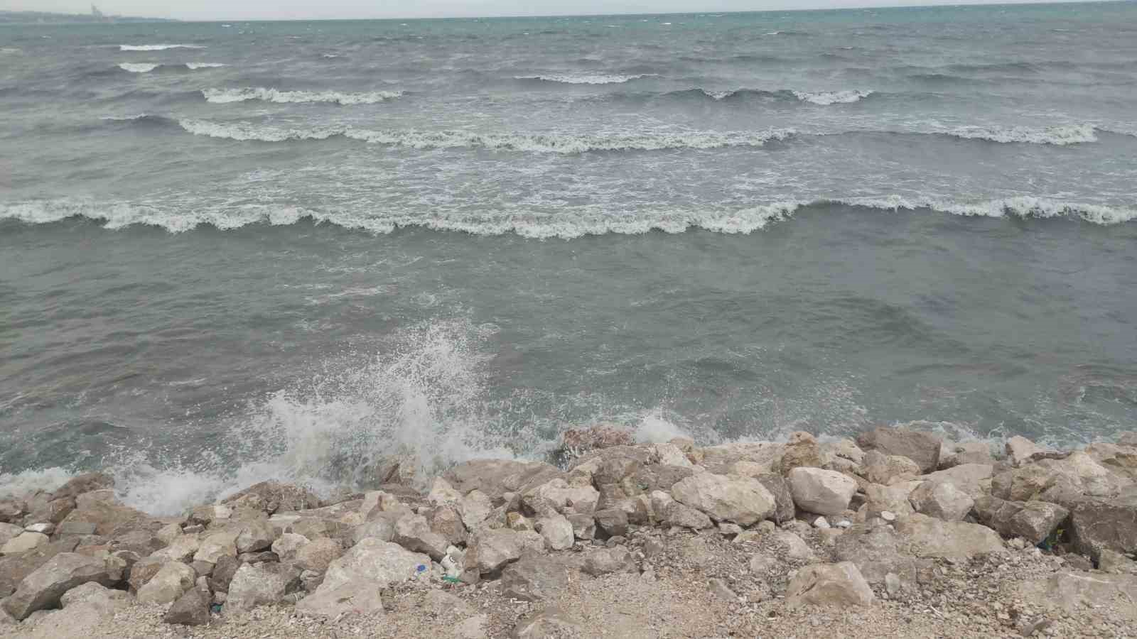 Van Gölü rüzgarla coştu: Dalgalar sahili dövdü