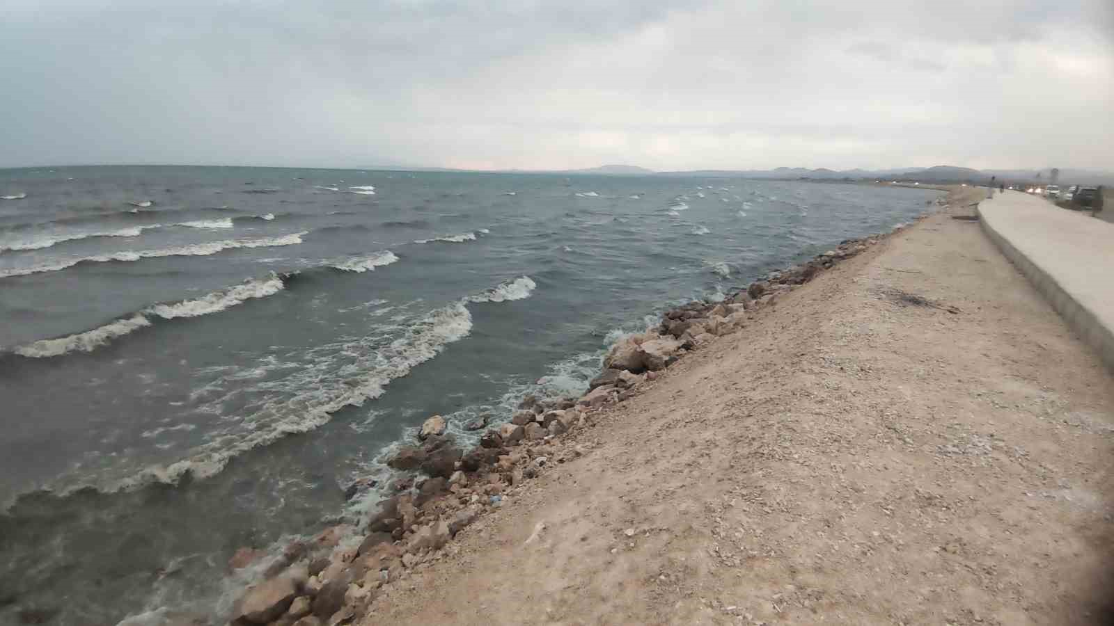 Van Gölü rüzgarla coştu: Dalgalar sahili dövdü