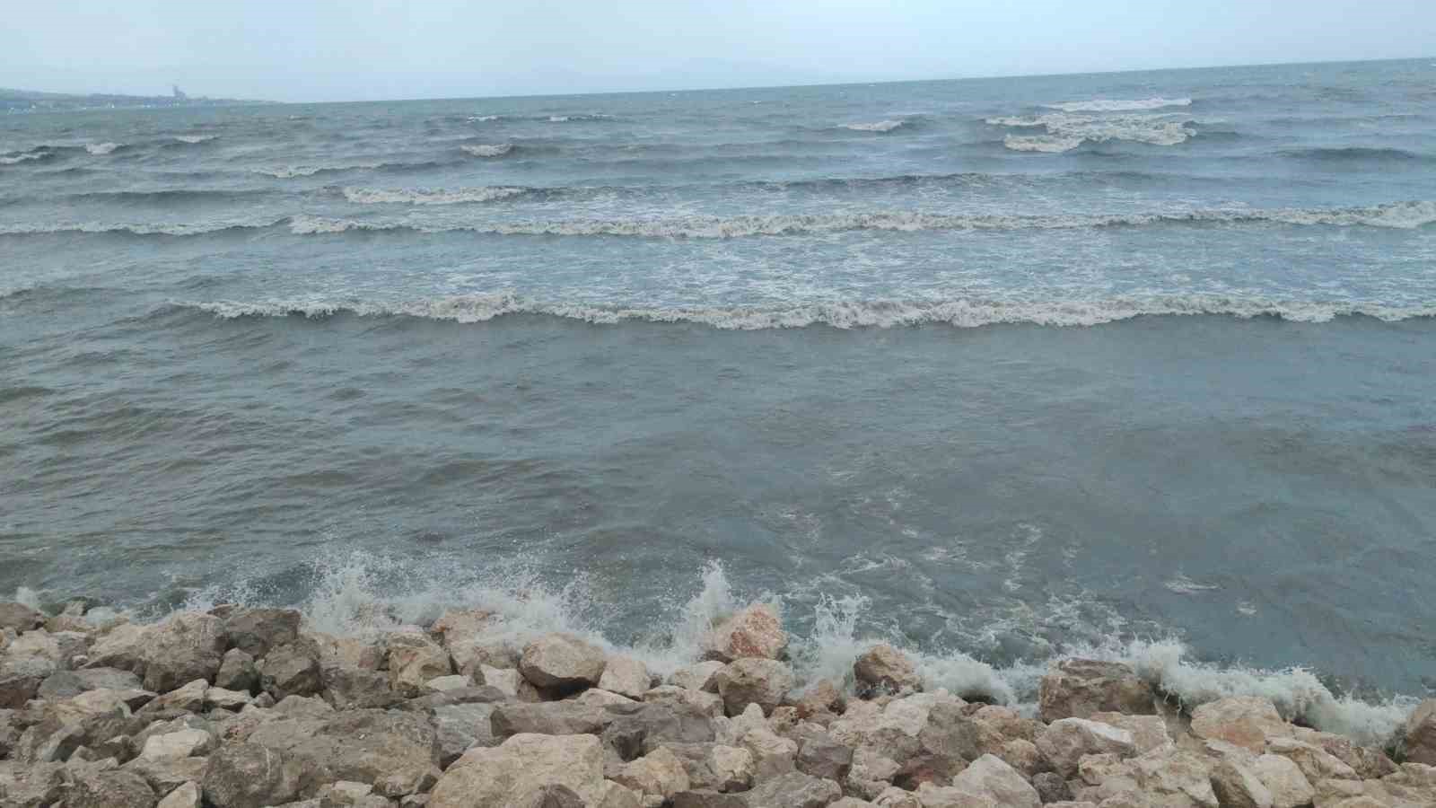 Van Gölü rüzgarla coştu: Dalgalar sahili dövdü