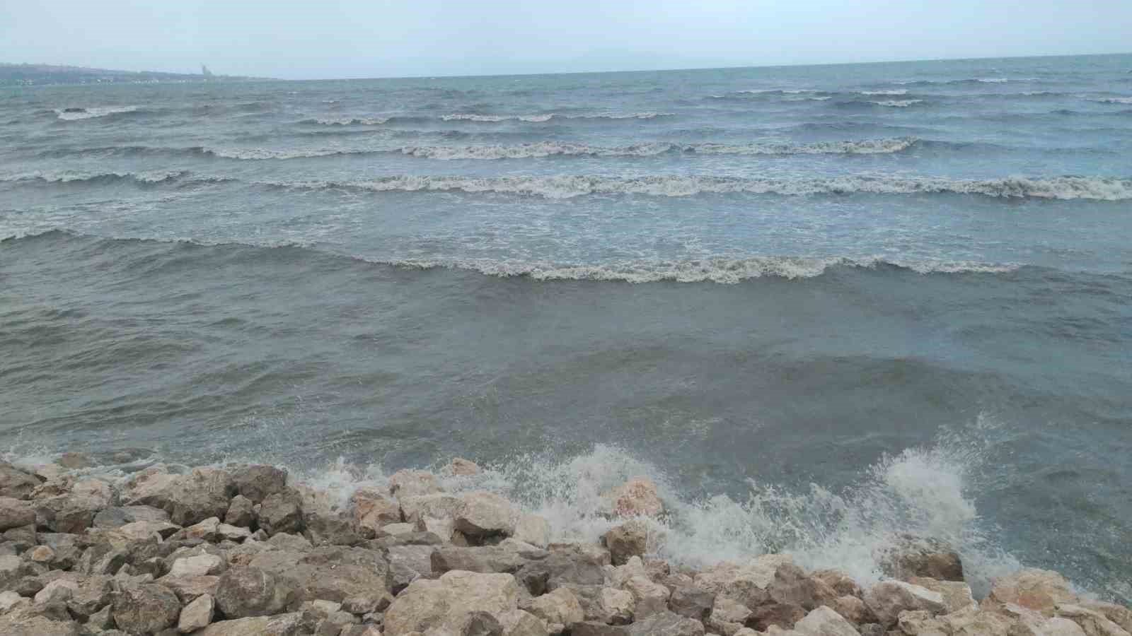 Van Gölü rüzgarla coştu: Dalgalar sahili dövdü