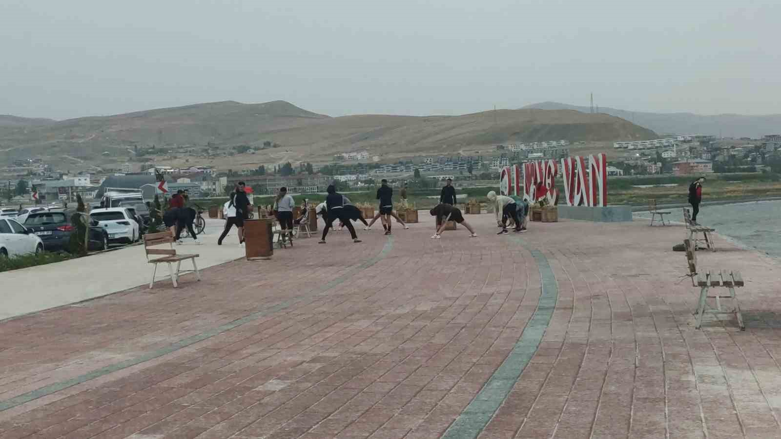 Van Gölü rüzgarla coştu: Dalgalar sahili dövdü