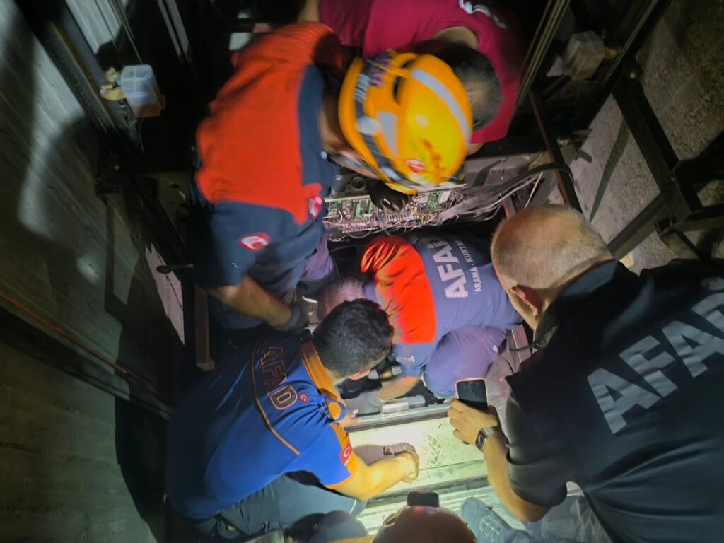 Asansörde Mahsur Kalan 8 Kişi Kurtarıldı