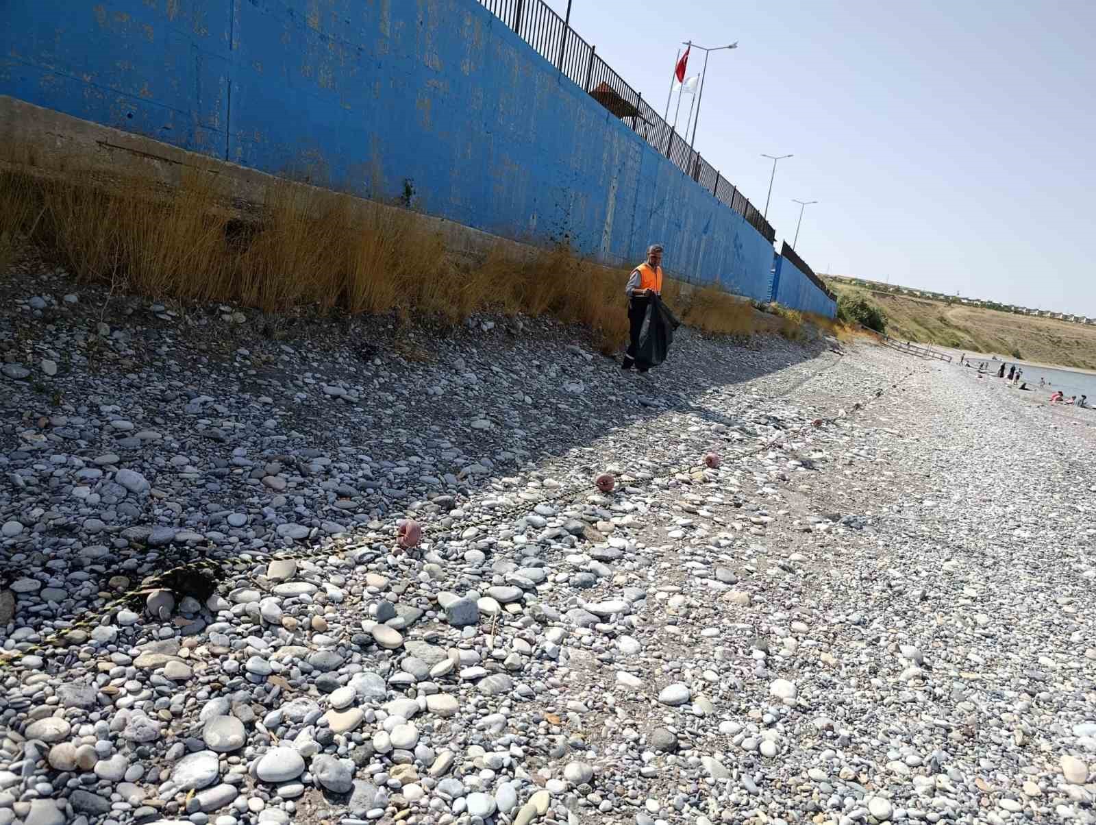 Van Büyükşehir Belediyesinden ‘Mavi Bayraklı Halk Plajı’nda temizlik çalışması