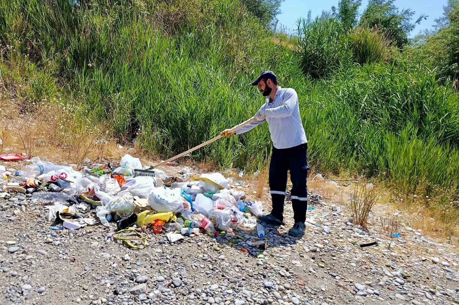 Van Büyükşehir Belediyesinden ‘Mavi Bayraklı Halk Plajı’nda temizlik çalışması