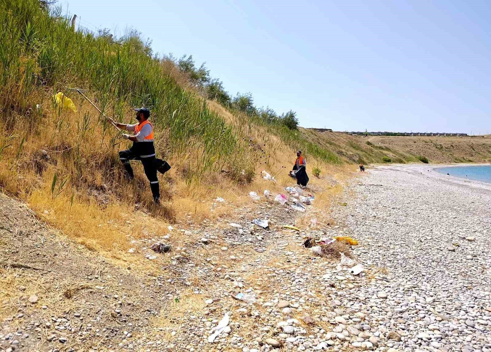 Van Büyükşehir Belediyesinden ‘Mavi Bayraklı Halk Plajı’nda temizlik çalışması