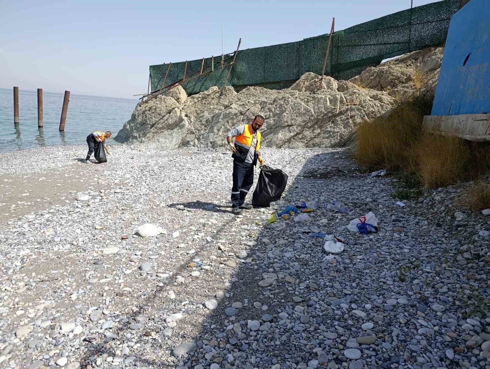 Van Büyükşehir Belediyesinden ‘Mavi Bayraklı Halk Plajı’nda temizlik çalışması