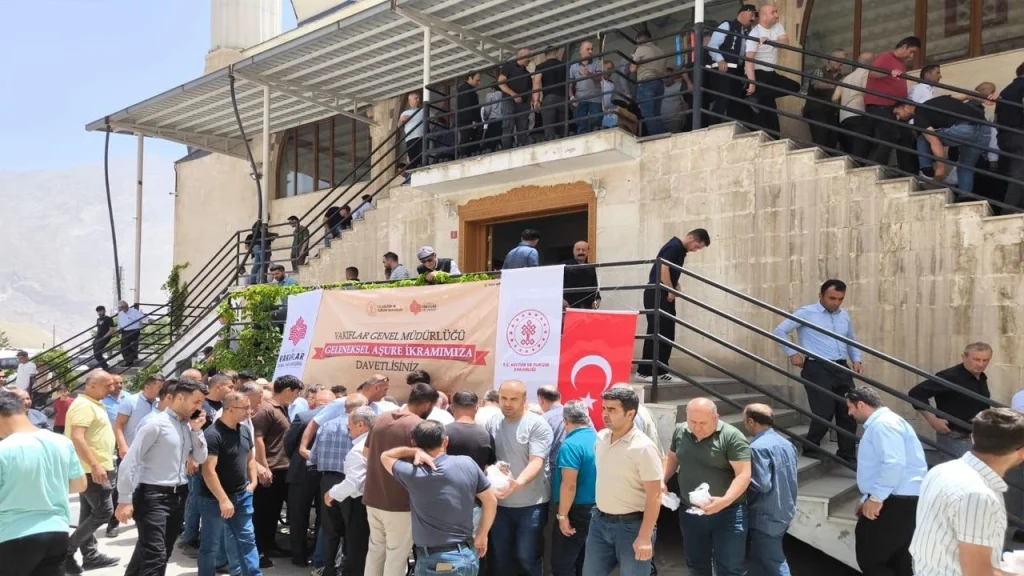 Bitlis Vakıflar Bölge Müdürlüğü’nden Aşure İkramı