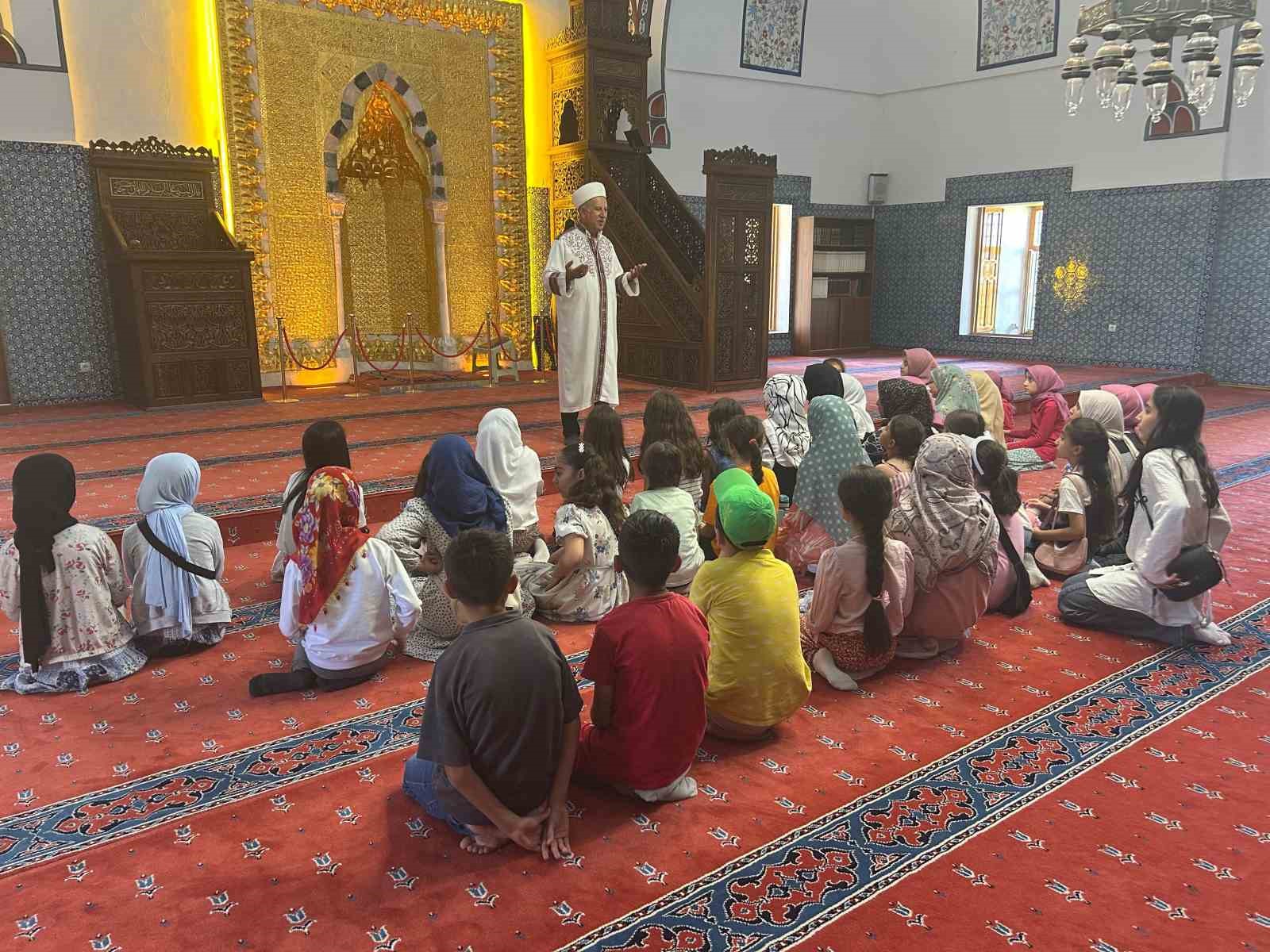 Kur’an kursu öğrencileri Hüsrev Paşa Camii’nin manevi atmosferini teneffüs etti