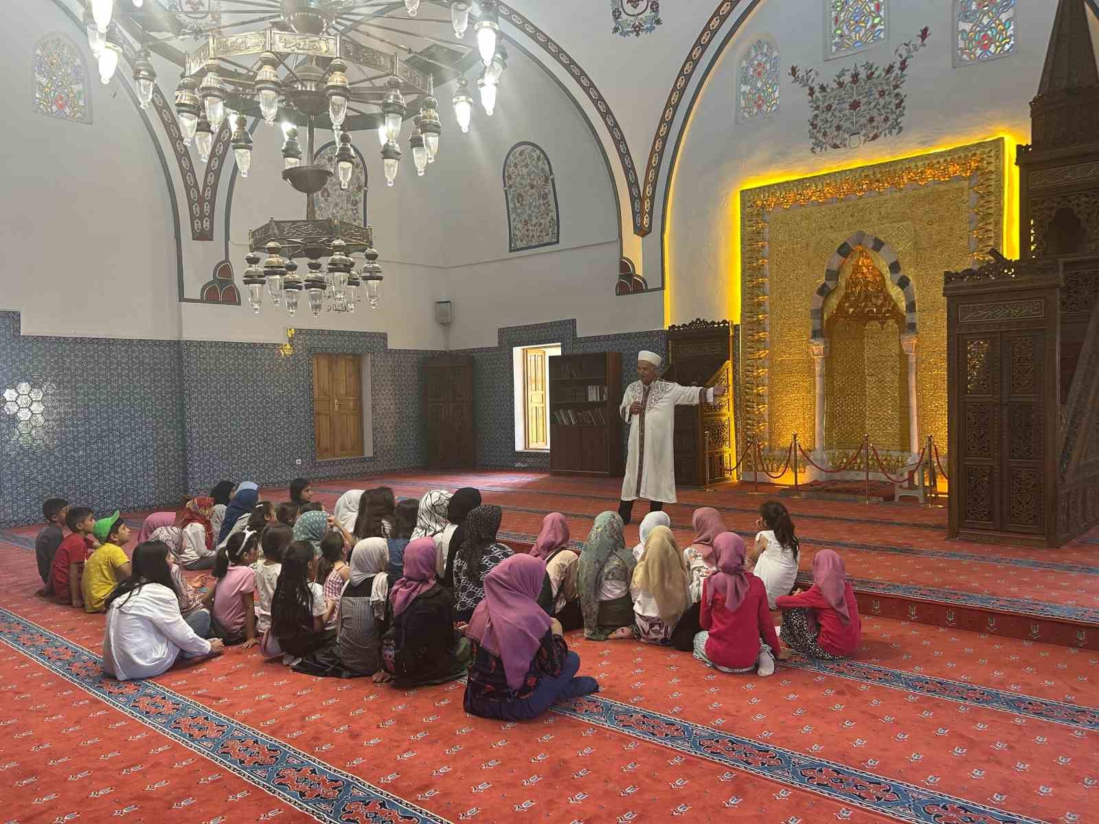Kur’an kursu öğrencileri Hüsrev Paşa Camii’nin manevi atmosferini teneffüs etti