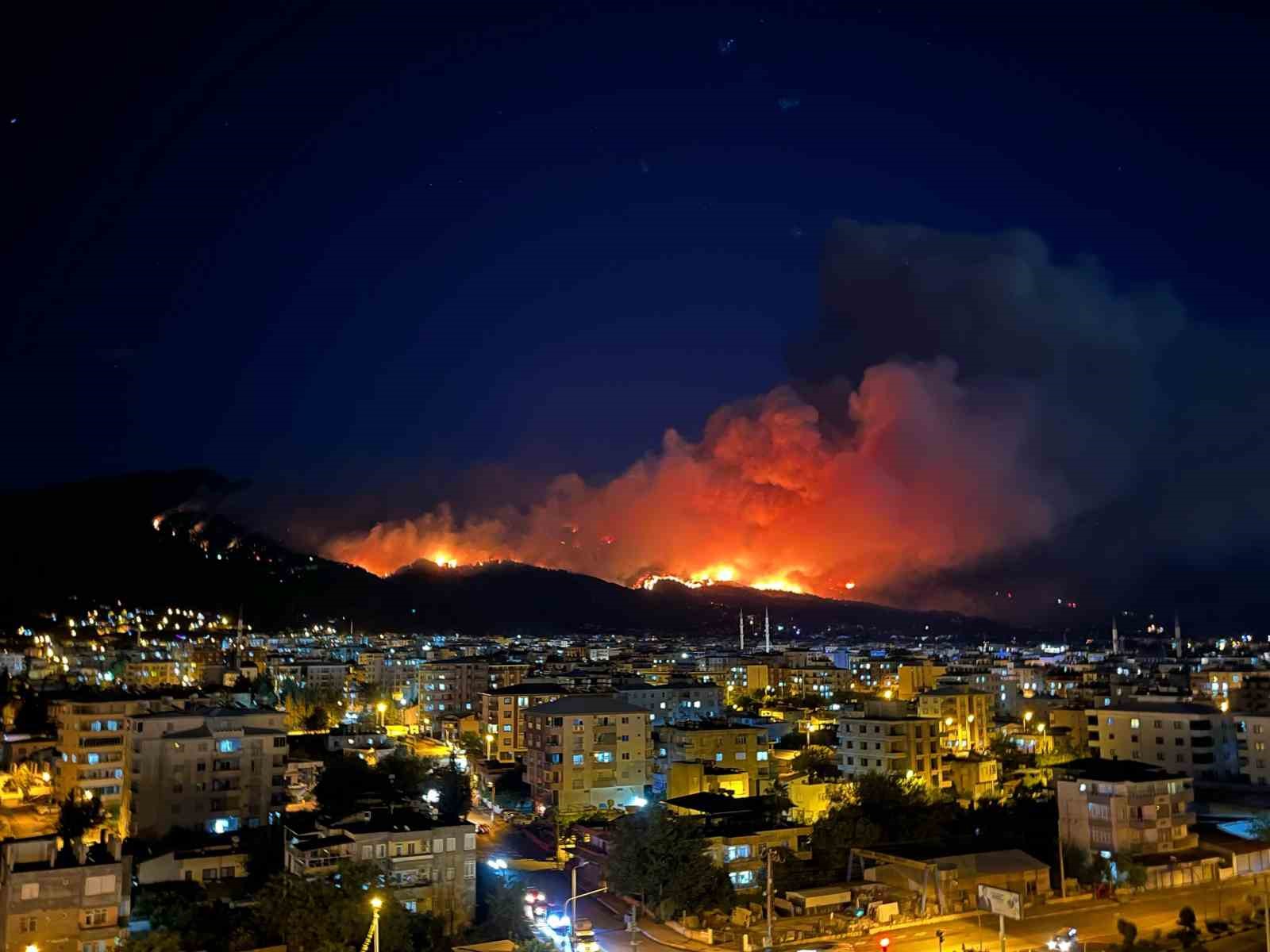 Hatay’daki orman yangınında alevler gökyüzünü aydınlattı
