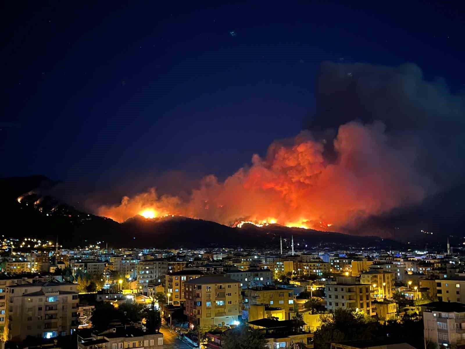 Hatay’daki orman yangınında alevler gökyüzünü aydınlattı