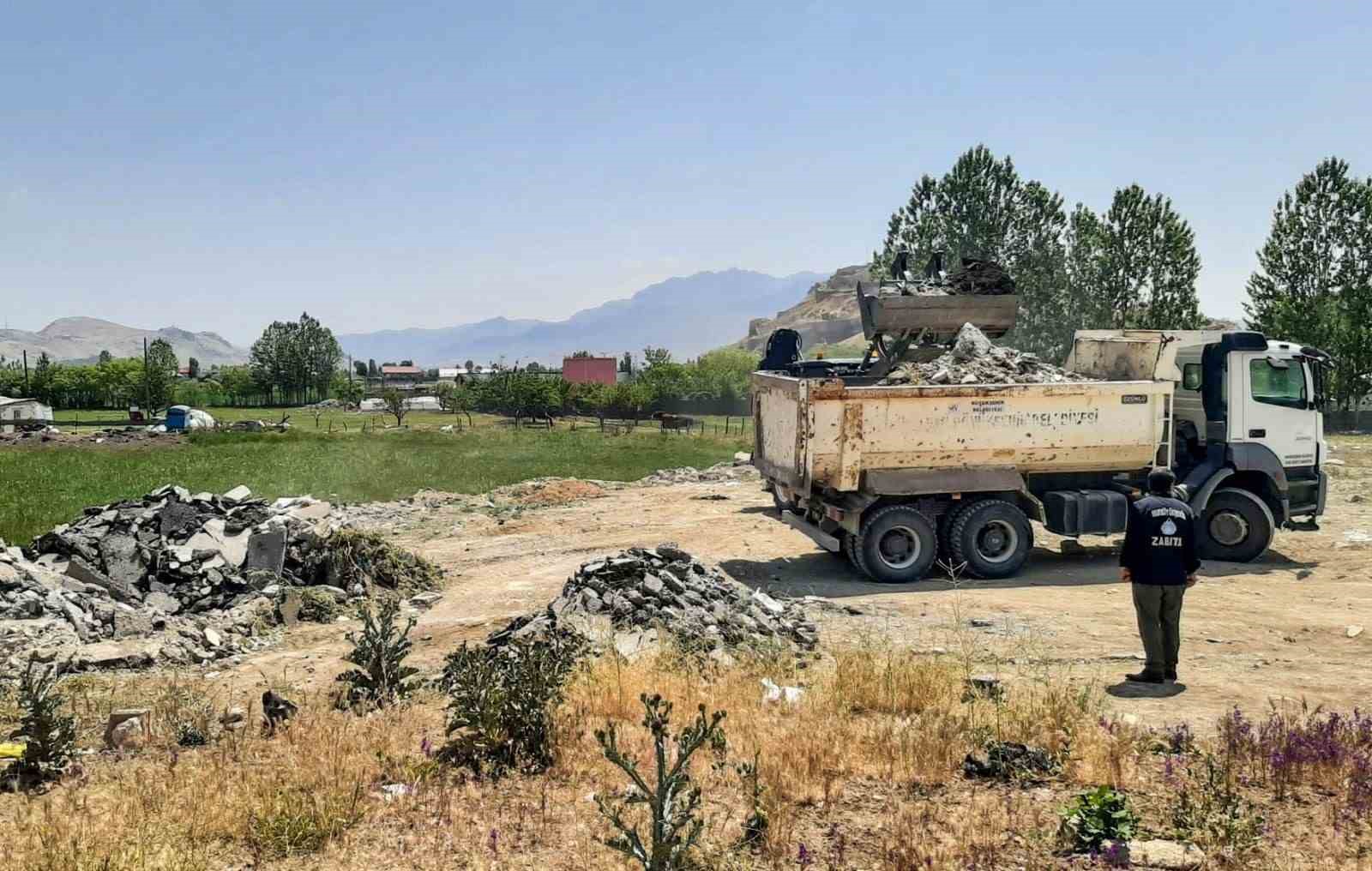 Van Büyükşehir Belediyesi’nden hafriyat temizleme çalışması