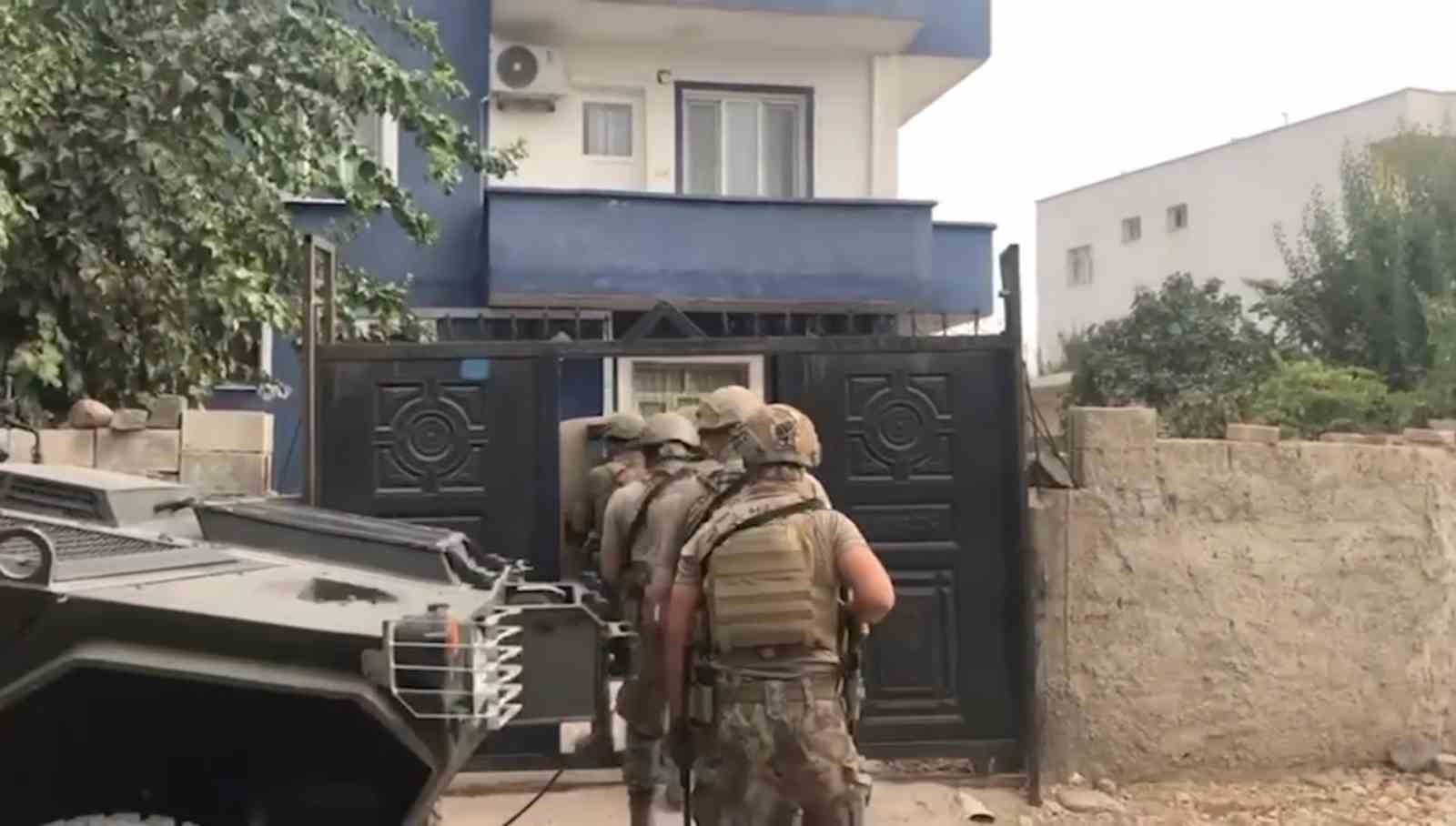 Şırnak’ta kaçakçılık operasyonu: Ev ve iş yerlerinden cephanelik çıktı