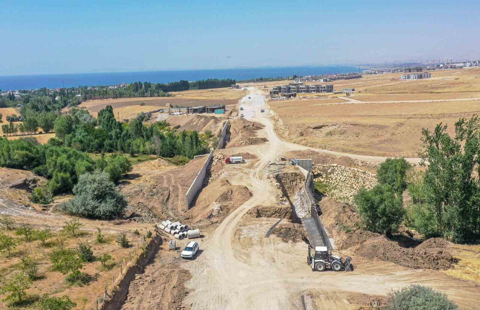 Van Büyükşehir Belediyesi Elmalık Yolu’nda çalışmalarını sürdürüyor