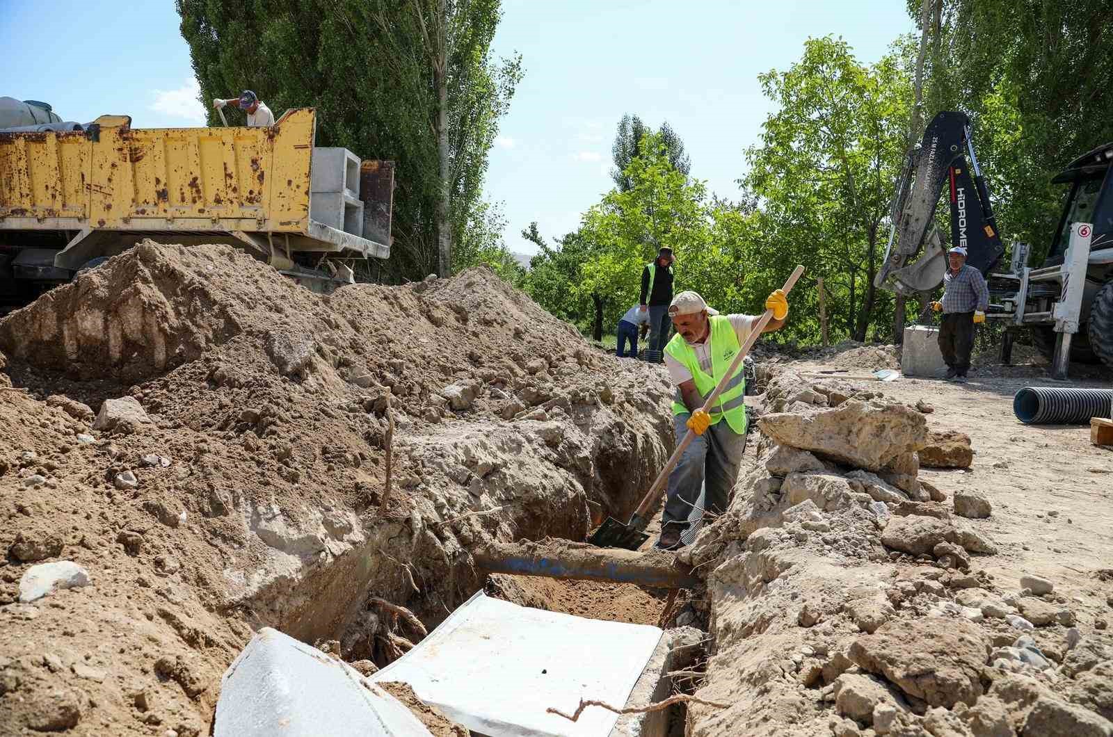 Van Büyükşehir Belediyesi Elmalık Yolu’nda çalışmalarını sürdürüyor