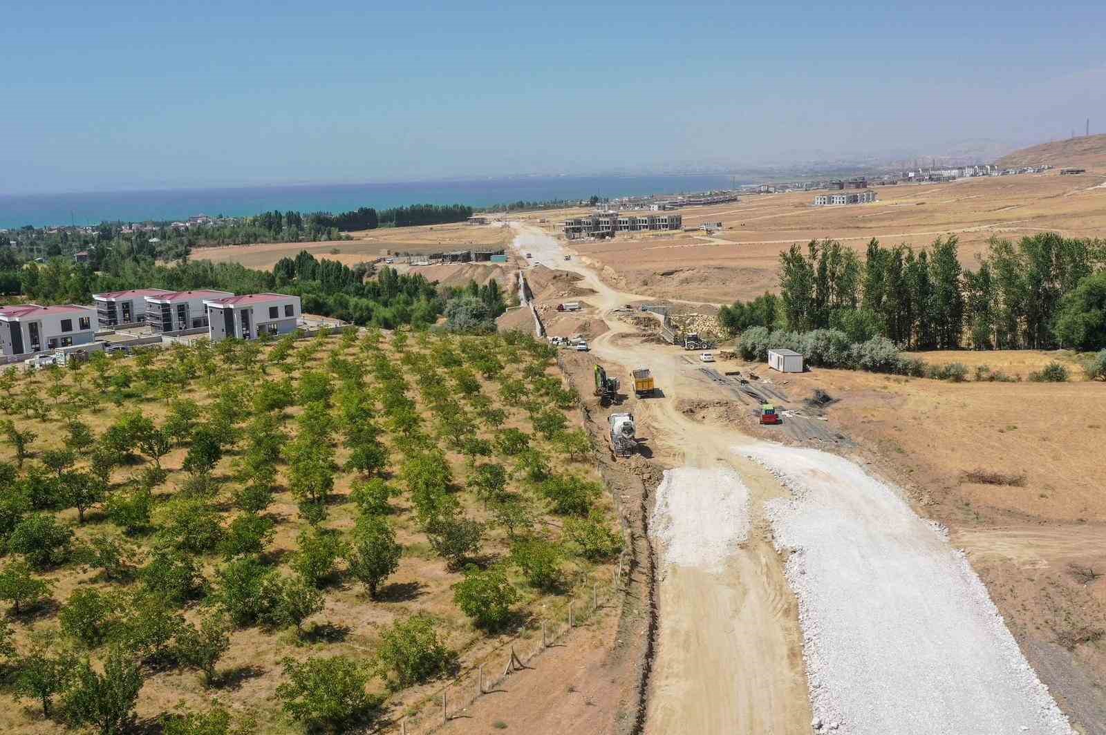 Van Büyükşehir Belediyesi Elmalık Yolu’nda çalışmalarını sürdürüyor