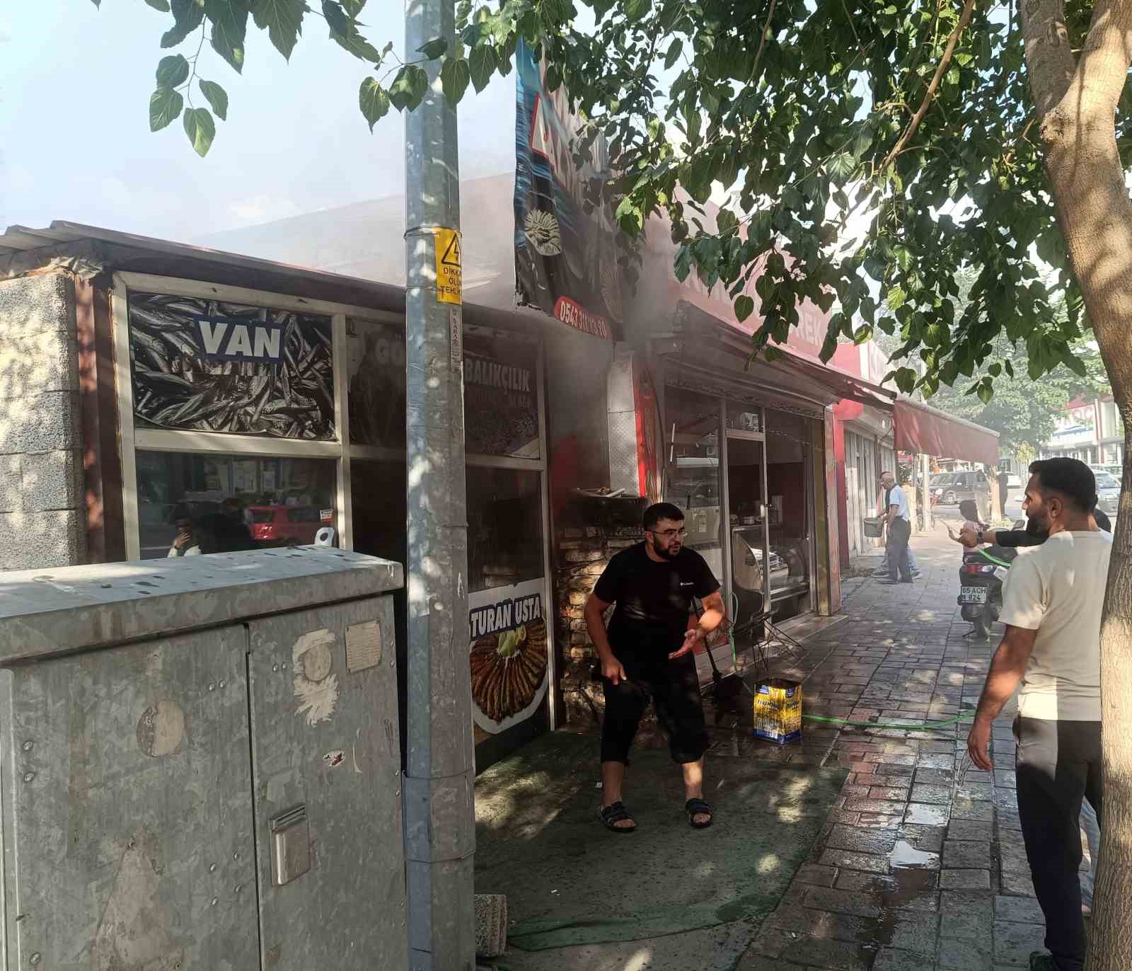 Van’da iş yerinde yangın paniği: İlk müdahaleyi vatandaşlar yaptı