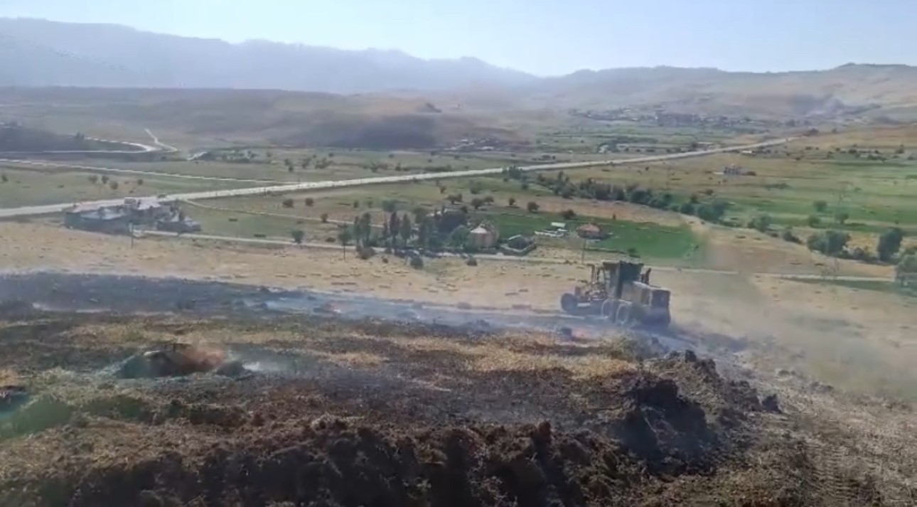 Yüksekova’da anız yangınına kepçeli müdahale