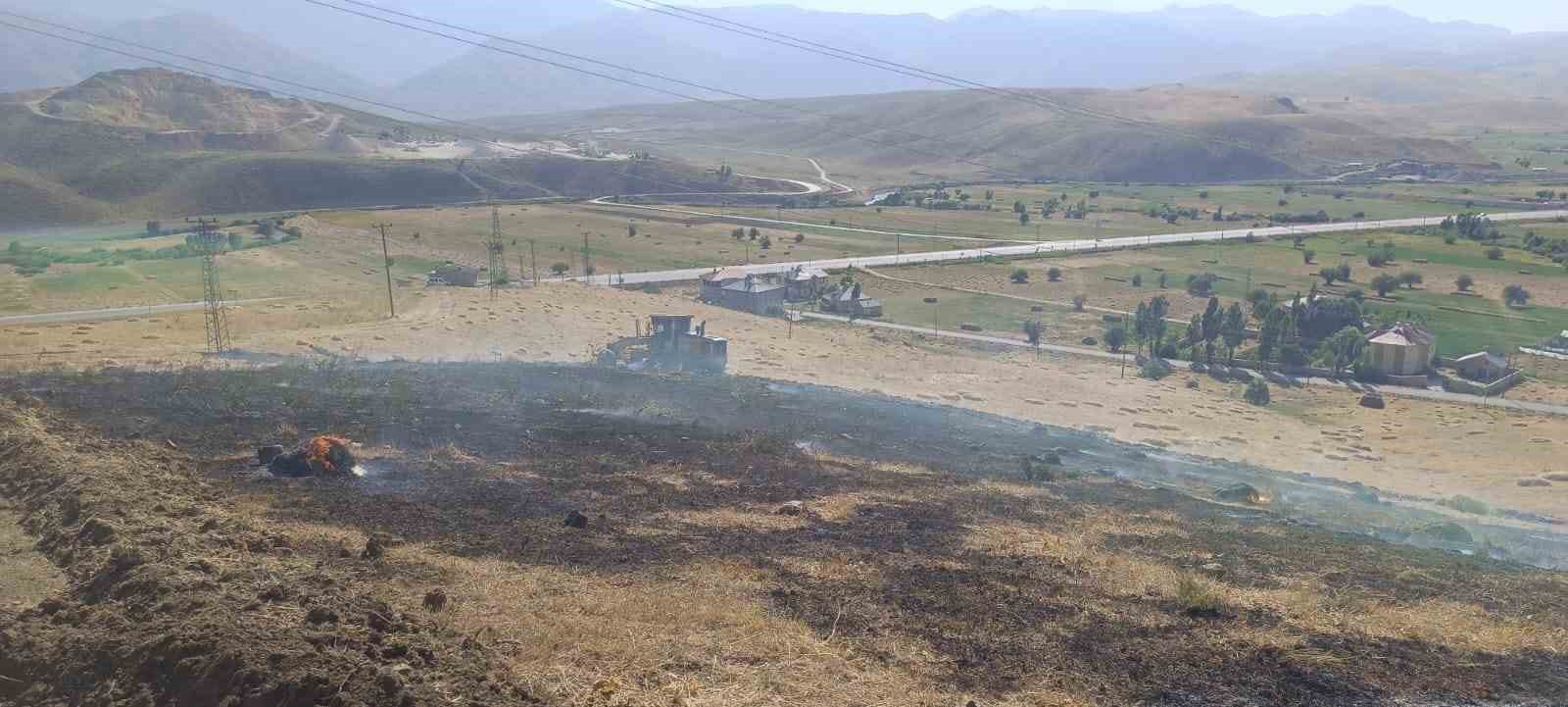 Yüksekova’da anız yangınına kepçeli müdahale
