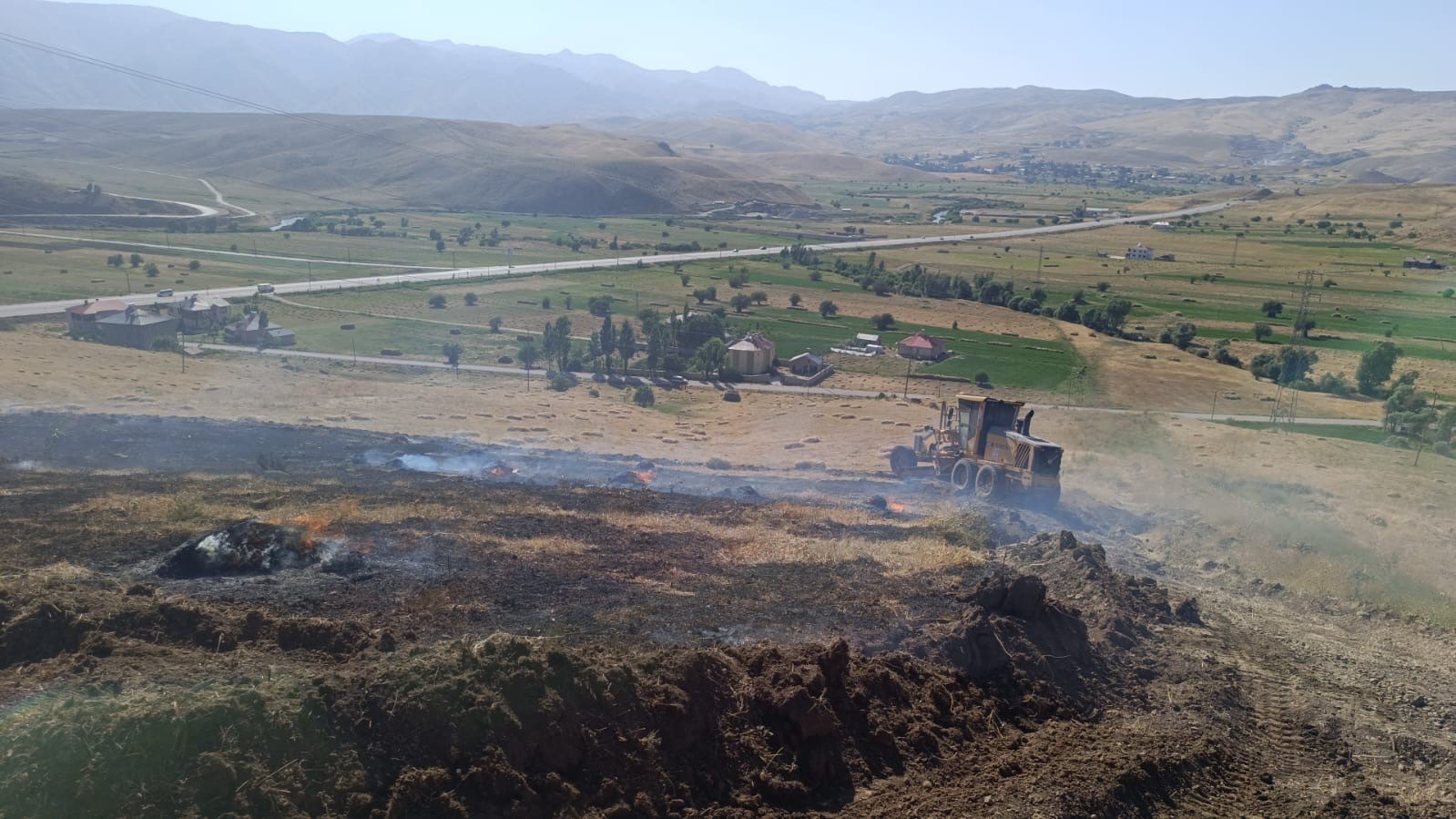 Yüksekova’da anız yangınına kepçeli müdahale