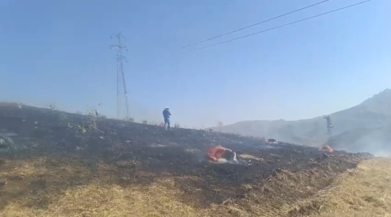 Yüksekova’da anız yangınına kepçeli müdahale