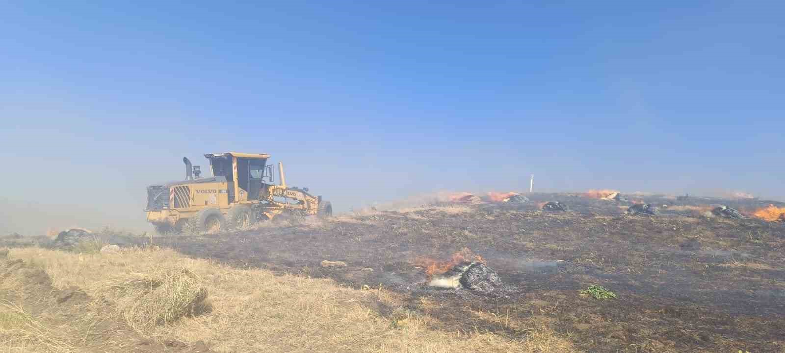 Yüksekova’da anız yangınına kepçeli müdahale