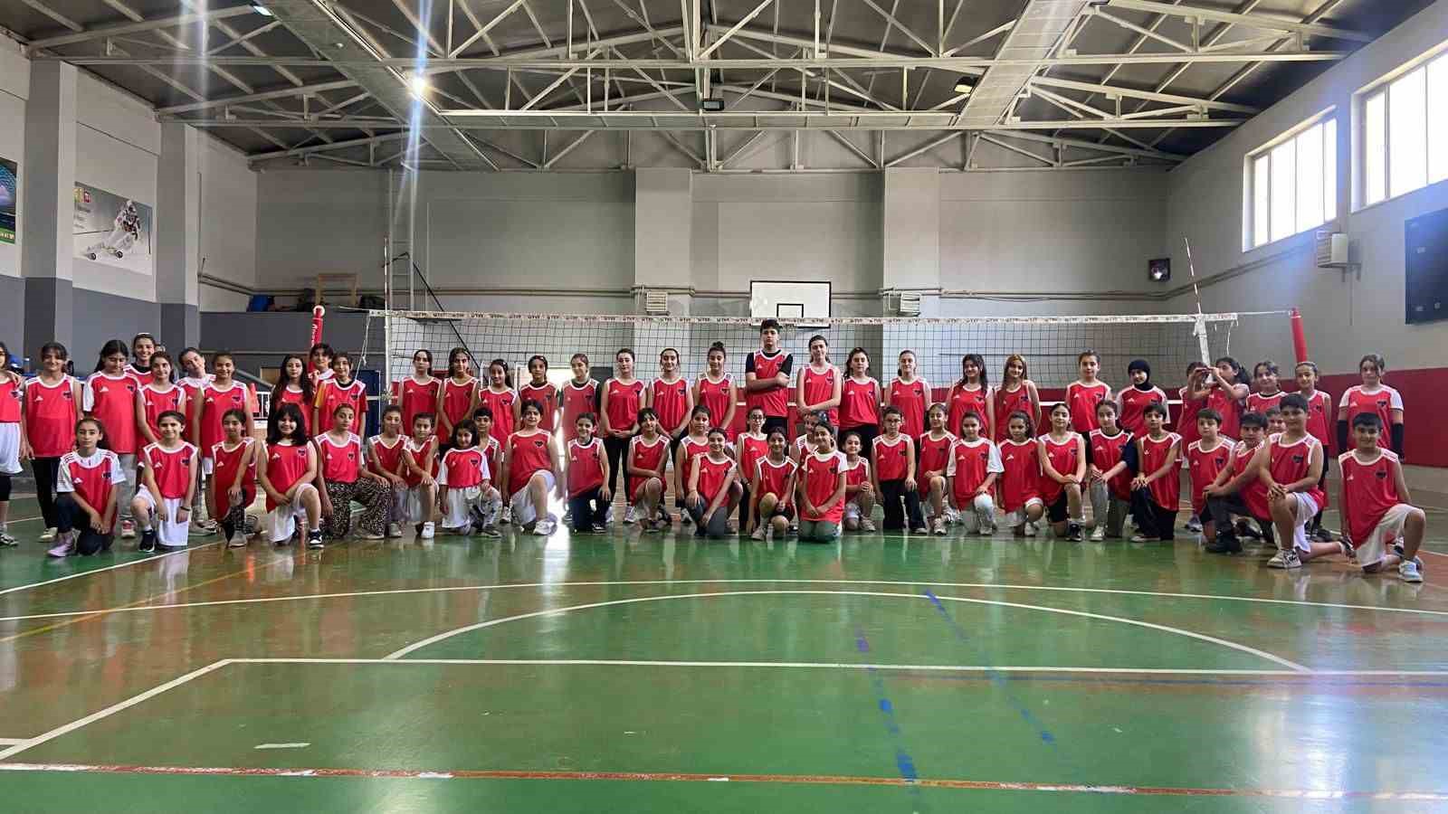 Geleceğin voleybolcularını Van’da yetiştiriyor